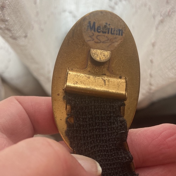 Vintage gold stretch women’s belt .buckle is two-tone with flowers hook closure. - Picture 10 of 10